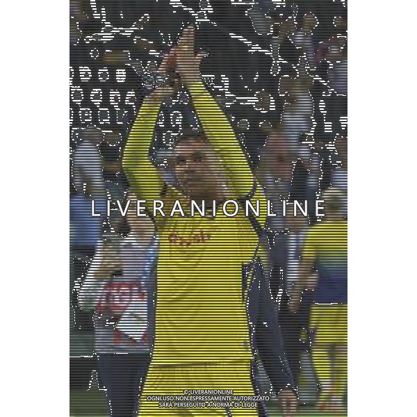 Giovane Santana do Nascimiento "Giovane" of Hellas Verona FC applaud the fans following the final whistle during Udinese Calcio FC vs Hellas Verona FC, 1° Serie A Enilive 2025-26 game at Bluenergy stadium in Udine (UD), Italy, on August 25, 2025. (Photo by Davide Casentini)- AGENZIA ALDO LIVERANI SAS