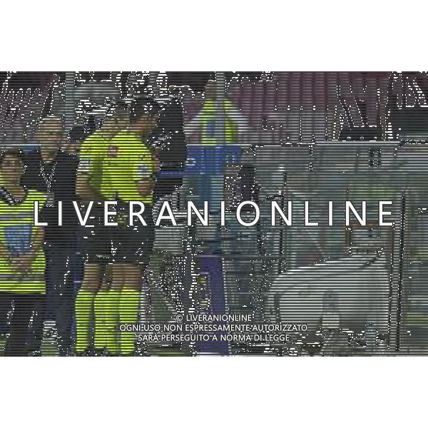 25 08 2025 - Salerno. Stadio Arechi. Serie C. Salernitana-Siracusa Nella foto l\'arbitro Marco Di Loreto consulta l\'FVS Foto Giuseppe Cuozzo/Agenzia Liverani