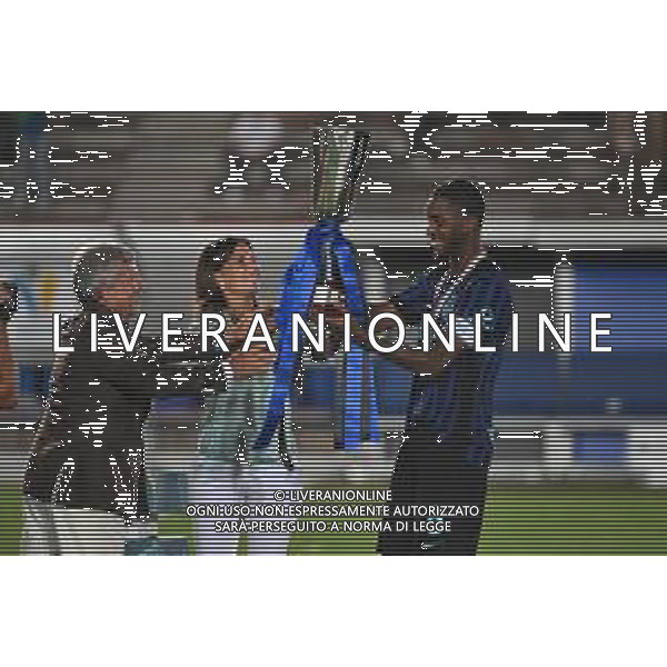 TVRG Inter vs Cagliari nella foto Kouadio Yvan Ezekiel Maye (Inter) riceve la coppa Milano 26-08-2025 Arena Civica Gianni Brera Inter vs Cagliari Finale SuperCoppa Primavera foto Roberto Garavaglia/Agenzia Aldo Liverani sas