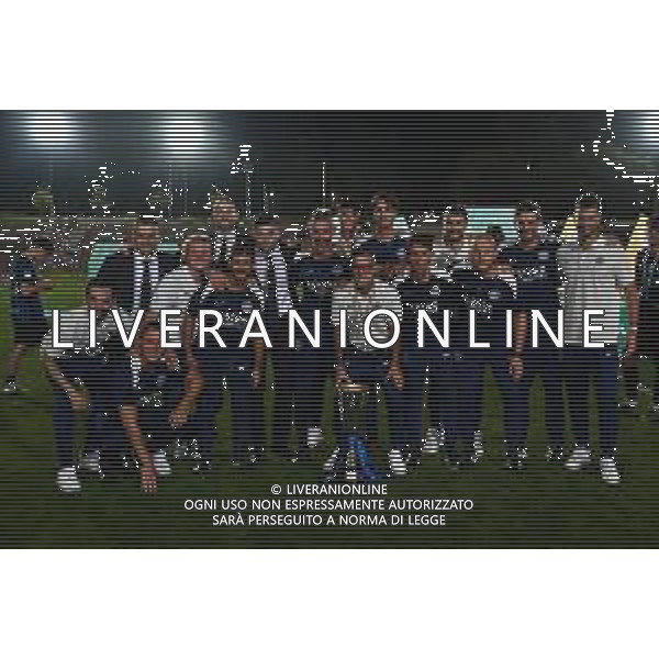 TVRG Inter vs Cagliari nella foto al centro con la coppa Benito Carbone allenatore Inter con lo staff al completo Milano 26-08-2025 Arena Civica Gianni Brera Inter vs Cagliari Finale SuperCoppa Primavera foto Roberto Garavaglia/Agenzia Aldo Liverani sas