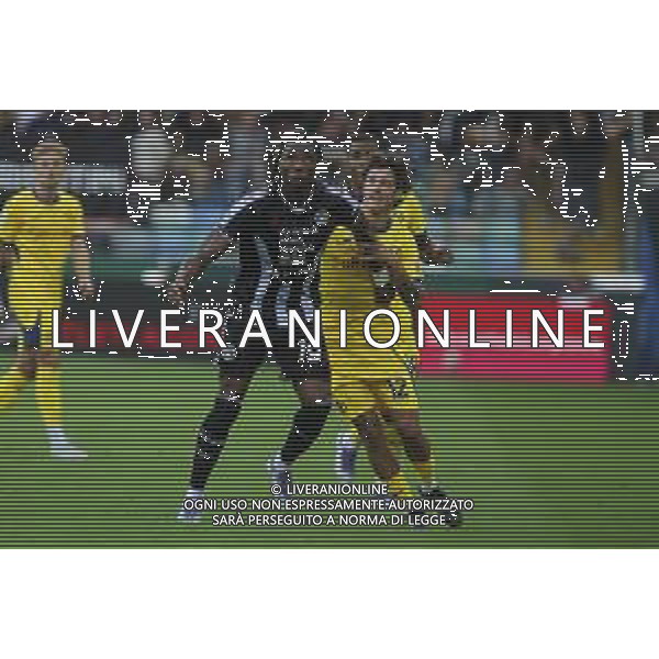 Kingsley Osezele Ehizibue of Udinese FC battle for the ball with Domagoj Bradaric of Hellas Verona FC during Udinese Calcio FC vs Hellas Verona FC, 1° Serie A Enilive 2025-26 game at Bluenergy stadium in Udine (UD), Italy, on August 25, 2025. (Photo by Davide Casentini) AG ALDO LIVERANI SAS