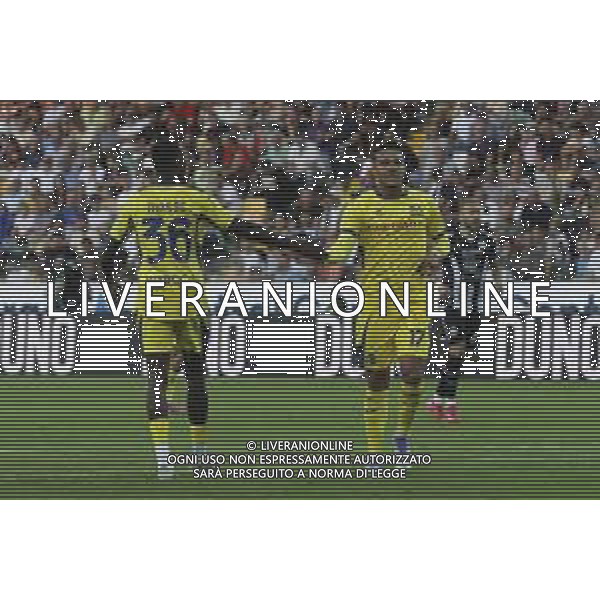 Cheikh Ahmet Tidian Niasse of Hellas Verona FC change five with Giovane Santana do Nascimiento "Giovane" of Hellas Verona FC during Udinese Calcio FC vs Hellas Verona FC, 1° Serie A Enilive 2025-26 game at Bluenergy stadium in Udine (UD), Italy, on August 25, 2025. (Photo by Davide Casentini) AG ALDO LIVERANI SAS