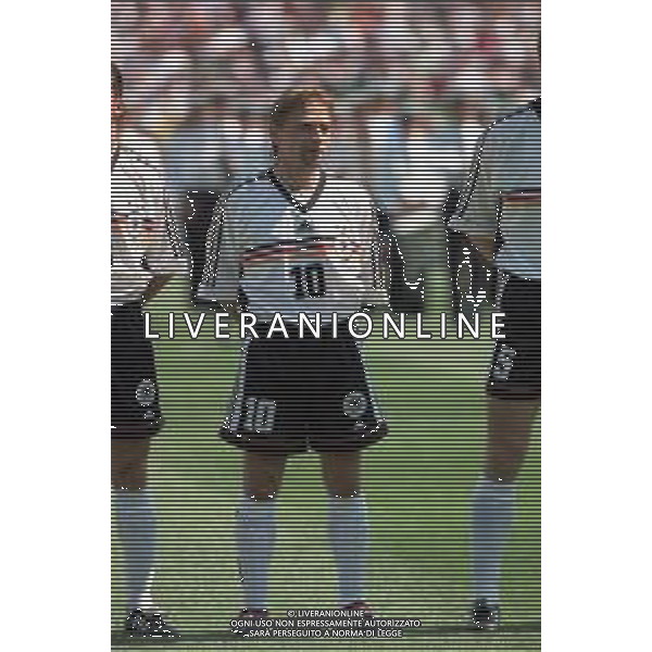 NEG-RETROSPETTIVA THOMAS HASSLER CALCIATORE NELLA FOTO THOMAS HASSLER AI MONDILI DI FRANCIA 1998 AG ALDO LIVERANI SAS