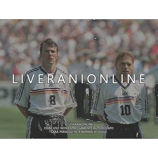 NEG-RETROSPETTIVA THOMAS HASSLER CALCIATORE NELLA FOTO THOMAS HASSLER AI MONDILI DI FRANCIA 1998 CON LOTHAR MATTHAUS AG ALDO LIVERANI SAS