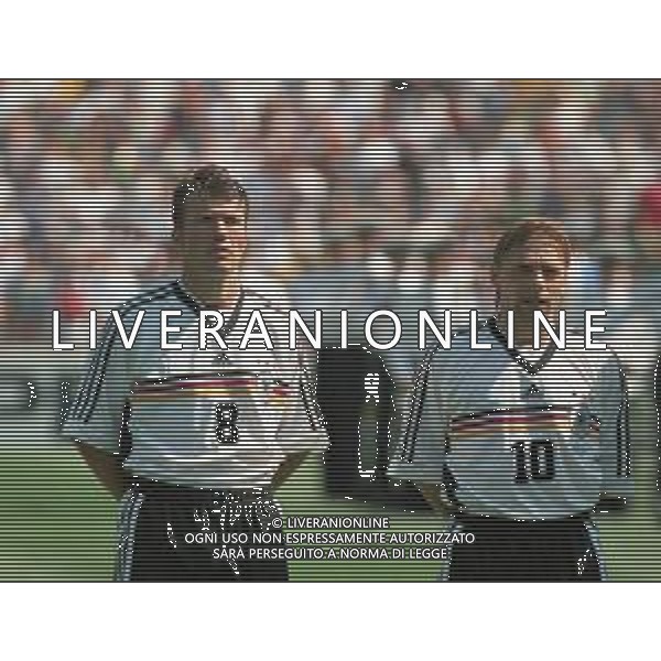 NEG-RETROSPETTIVA THOMAS HASSLER CALCIATORE NELLA FOTO THOMAS HASSLER AI MONDILI DI FRANCIA 1998 CON LOTHAR MATTHAUS AG ALDO LIVERANI SAS