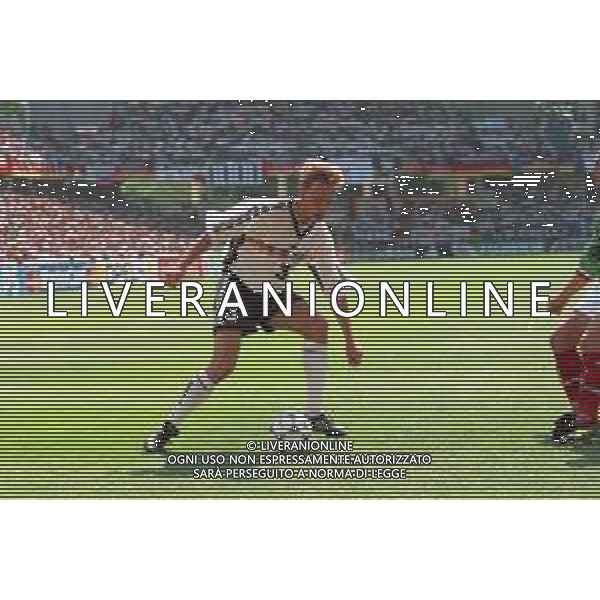 NEG-RETROSPETTIVA JORG HEINRICH CALCIATORE NELLA FOTO JORG HEINRICH CON LA MAGLIA DELLA NAZIONALE DELLA GERMANI AI MONDIALI DI FRANCIA 1998 AG ALDO LIVERANI SAS