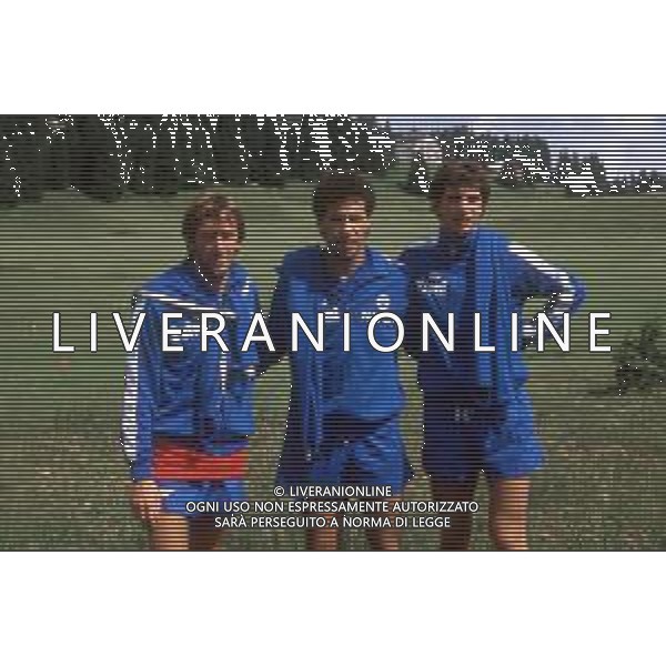 DIAP-RETROSPETTIVA ANTONIO CARECA CALCIATORE NELLA FOTO ANTONIO CARECA CON LA MAGLIA DEL NAPOLI CALCO CON PAOLO MIANO E GIOVANNI FRANCINI AG ALDO LIVERANI SAS