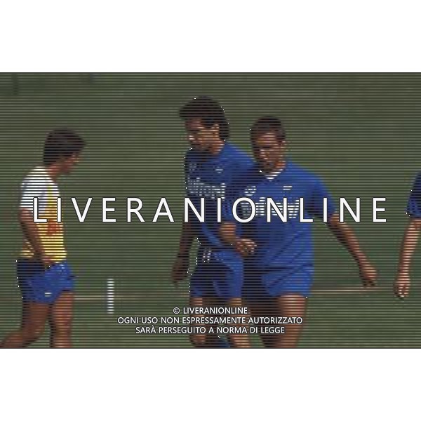 DIAP-RETROSPETTIVA ANTONIO CARECA CALCIATORE NELLA FOTO ANTONIO CARECA CON LA MAGLIA DEL NAPOLI CALCO CON BRUNO GIORDANO AG ALDO LIVERANI SAS