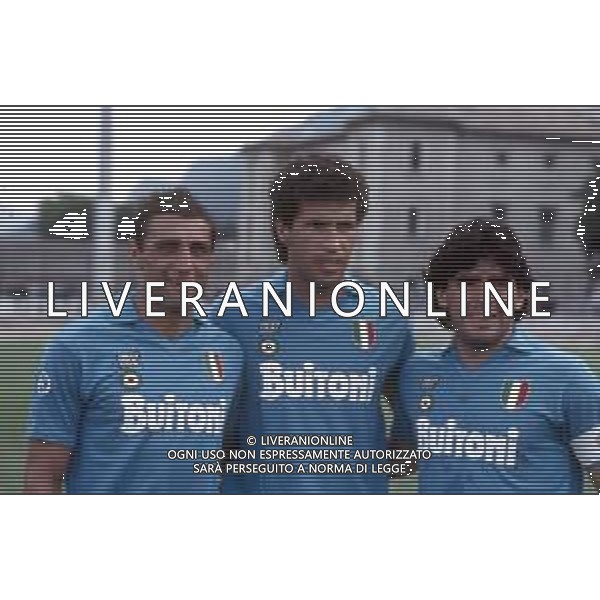 DIAP-RETROSPETTIVA ANTONIO CARECA CALCIATORE NELLA FOTO ANTONIO CARECA CON LA MAGLIA DEL NAPOLI CALCO CON BRUNO GIORDANO E DIEGO ARMANDO MARADONA AG ALDO LIVERANI SAS