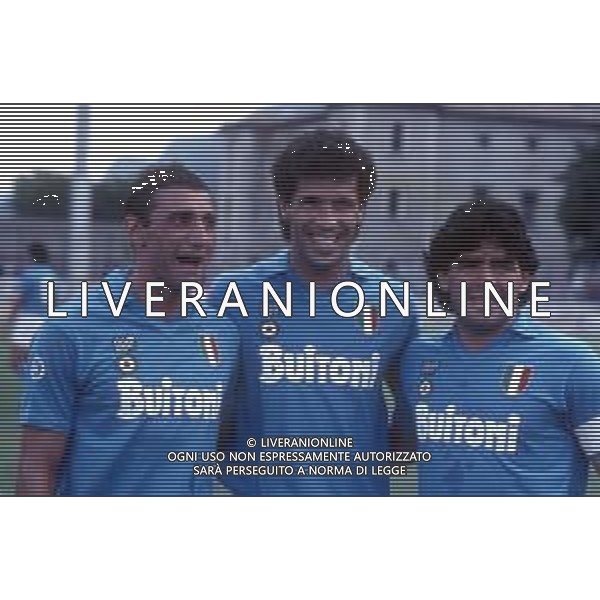 DIAP-RETROSPETTIVA ANTONIO CARECA CALCIATORE NELLA FOTO ANTONIO CARECA CON LA MAGLIA DEL NAPOLI CALCO CON BRUNO GIORDANO E DIEGO ARMANDO MARADONA AG ALDO LIVERANI SAS