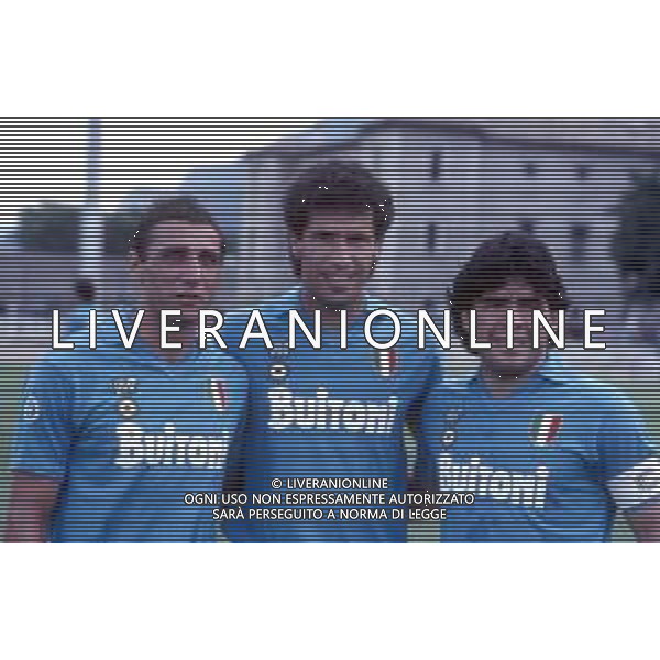 DIAP-RETROSPETTIVA ANTONIO CARECA CALCIATORE NELLA FOTO ANTONIO CARECA CON LA MAGLIA DEL NAPOLI CALCO CON BRUNO GIORDANO E DIEGO ARMANDO MARADONA AG ALDO LIVERANI SAS