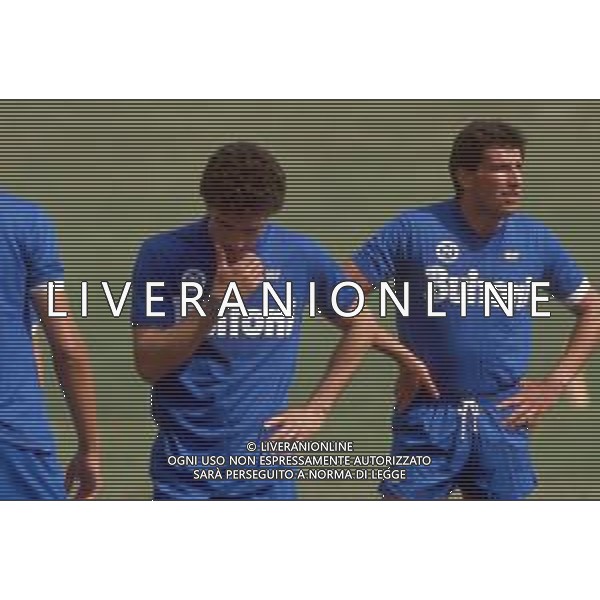DIAP-RETROSPETTIVA ANTONIO CARECA CALCIATORE NELLA FOTO ANTONIO CARECA CON LA MAGLIA DEL NAPOLI CALCO CON SALVATORE BAGNI AG ALDO LIVERANI SAS