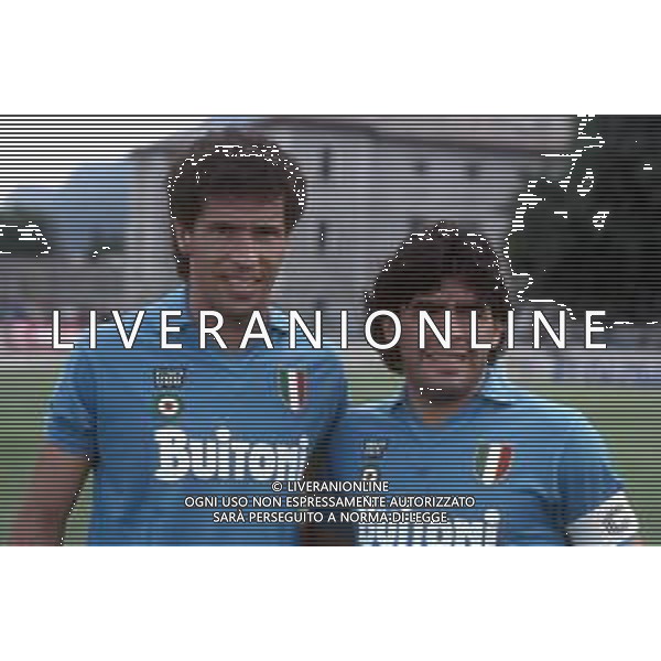 DIAP-RETROSPETTIVA ANTONIO CARECA CALCIATORE NELLA FOTO ANTONIO CARECA CON LA MAGLIA DEL NAPOLI CALCO CON DIEGO ARMANDO MARADONA AG ALDO LIVERANI SAS