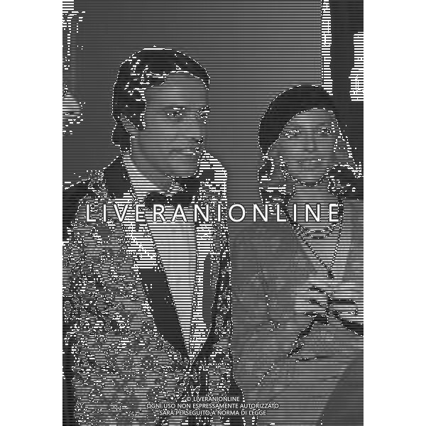 RETROSPETTIVA ENRICO MONTESANO ATTORE NELLA FOTO ENRICO MONTESANO A TAORMINA NELL\'ANNO 1977 CON SIDNEY ROME AG ALDO LIVERANI SAS  