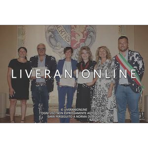 IMOLA 28 08 2025 SINDACO MARCO PANIERI E ASSESSORE ALLA SCUOLA GIANNA GAMBETTI SALUTANO I DIRIGENTI SCOLASTICI VISTA LA CONCLUSIONE DEL LORO SERVIZIO GABRIELE PETRONE IC1,TERESA CUCINIELLO IC6 E ROSSANA NERI IC5 NELLA FOTO DA SINISTRA VICE SINDACO ELISA SPADA,GABRIELE PETRONE,TERESA CUCINIELLO,ROSSANA NERI,ASSESSORE ALLA SCUOLA GIANNA GAMBETTI E SINDACO MARCO PANIERI ©SANNA - AGENZIA ALDO LIVERANI SAS