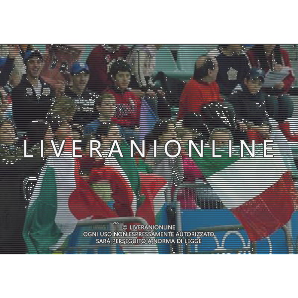 TORINO 16/02/2006 XX OLIMPIADI INVERNALI INSEGUIMENTO A SQUADRE SPEED SKATING NELLA FOTO I TIFOSI ITALIANI PH GIGI ARCAINI/AG.ALDO LIVERANI