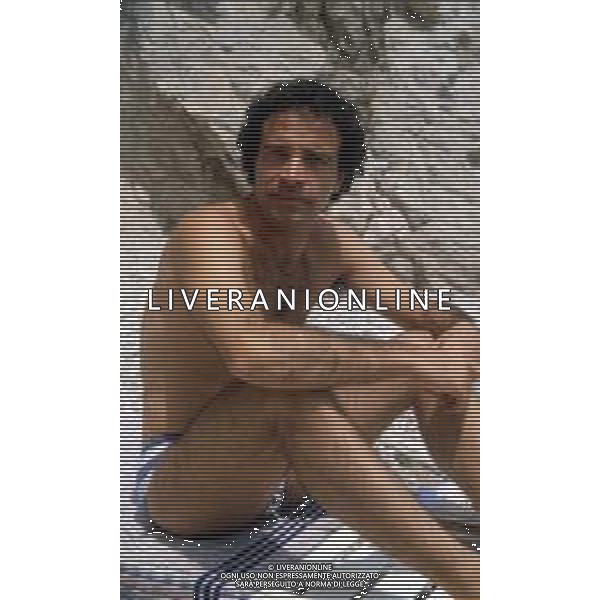 DIAP-RETROSPETTIVA ENRICO MONTESANO ATTORE NELLA FOTO ENRICO MONTESANO NELL\'ANNO 1983 IN SPIAGGIA AL MARE A TAORMINA AG ALDO LIVERANI SAS