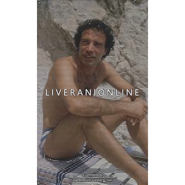 DIAP-RETROSPETTIVA ENRICO MONTESANO ATTORE NELLA FOTO ENRICO MONTESANO NELL\'ANNO 1983 IN SPIAGGIA AL MARE A TAORMINA AG ALDO LIVERANI SAS