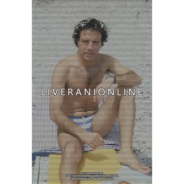 DIAP-RETROSPETTIVA ENRICO MONTESANO ATTORE NELLA FOTO ENRICO MONTESANO NELL\'ANNO 1983 IN SPIAGGIA AL MARE A TAORMINA AG ALDO LIVERANI SAS