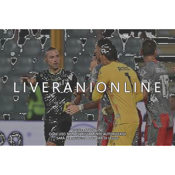 TVRG Cremonese vs Sassuolo nella foto proteste Cremonese con l\'arbitro Marco Guida di Torre Annunziata (NA) dopo il rigore assegnato al Sassuolo Cremona 29-08-2025 Stadio Giovanni Zini Cremonese vs Sassuolo Campionato Serie A Enilive - 2a giornata foto Roberto Garavaglia/Agenzia Aldo Liverani sas