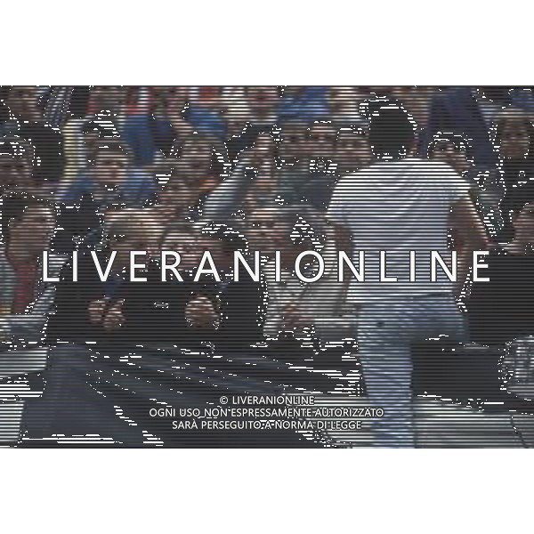 DIAP-RETROSPETTIVA COSTANTINO ROZZI PRESIDENTE ASCOLI CALCIO NELLA FOTO COSTANTINO ROZZI PRESIDENTE ASCOLI CALCIO NELL\'ANNO 1986 CON GIUSEPPE IACHINI COI TIFOSI FOTO GAETANO AMICI-AG ALDO LIVERANI SAS