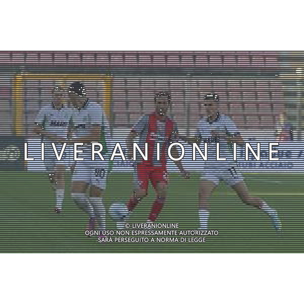 Franco Damian Vazquez of US Cremonese competes for the ball with Tarik Muharemovic of US Sassuolo. and Daniel Boloca of US Sassuolo during US Cremonese vs US Sassuolo, 2° Serie A Enilive 2025-26 game at Renato Zini stadium in Cremona (CR), Italy, on August 28, 2025. (Photo by Davide Casentini) AG ALDO LIVERANI SAS