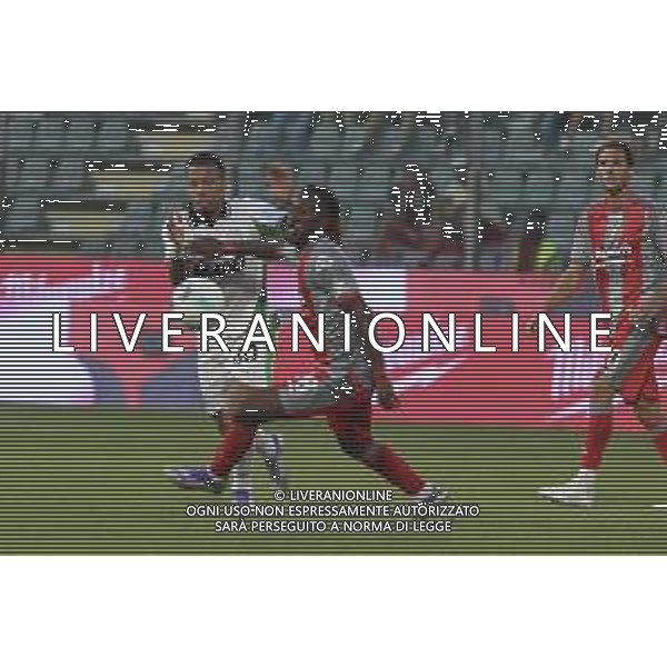 Warren Bondo of US Cremonese competes for the ball with Tarik Muharemovic of US Sassuolo during US Cremonese vs US Sassuolo, 2° Serie A Enilive 2025-26 game at Renato Zini stadium in Cremona (CR), Italy, on August 28, 2025. (Photo by Davide Casentini) AG ALDO LIVERANI SAS