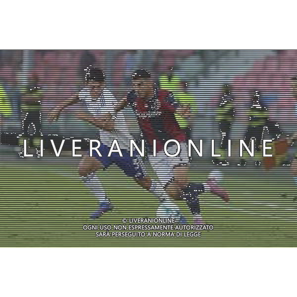 Riccardo Orsolini of Bologna FC. battle for the ball with Alex Valle Gomez "Alex Valle" of Como 1907 during Bologna FC vs Como FC, 2° Serie A Enilive 2025-26 game at Renato Dall\'Ara stadium in Bologna (BO), Italy, on August 30, 2025. (Photo by Davide Casentini) AG ALDO LIVERANI SAS