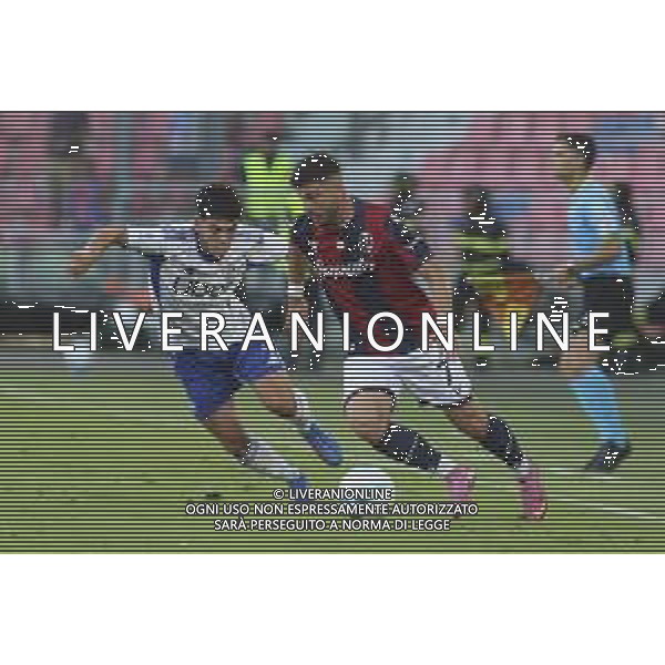 Riccardo Orsolini of Bologna FC. battle for the ball with Alex Valle Gomez "Alex Valle" of Como 1907 during Bologna FC vs Como FC, 2° Serie A Enilive 2025-26 game at Renato Dall\'Ara stadium in Bologna (BO), Italy, on August 30, 2025. (Photo by Davide Casentini) AG ALDO LIVERANI SAS