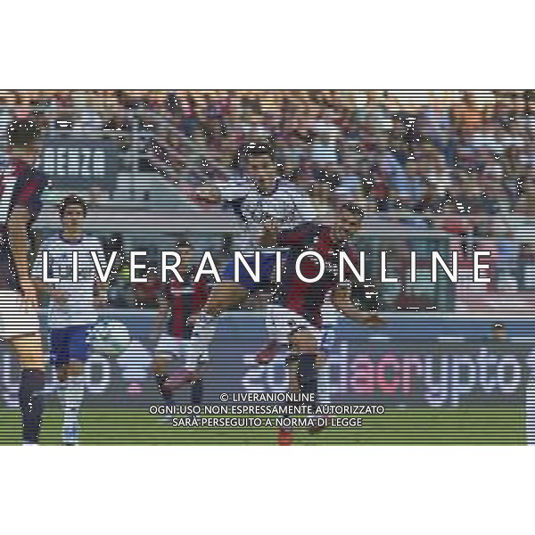 Anastasios Douvikas of Como 1907 battle for the ball with Remo Freuler of Bologna FC during Bologna FC vs Como FC, 2° Serie A Enilive 2025-26 game at Renato Dall\'Ara stadium in Bologna (BO), Italy, on August 30, 2025. (Photo by Davide Casentini) AG ALDO LIVERANI SAS