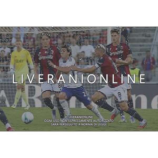 Remo Freuler of Bologna FC competes for the ball with Maximo Perrone Rodriguez "Perrone" of Como 1907 during Bologna FC vs Como FC, 2° Serie A Enilive 2025-26 game at Renato Dall\'Ara stadium in Bologna (BO), Italy, on August 30, 2025. (Photo by Davide Casentini) AG ALDO LIVERANI SAS