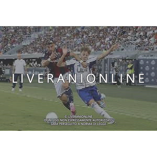 Jesus Rodriguez Caraballo "Jesus R." of Como 1907 battle for the ball with Riccardo Orsolini of Bologna FC. during Bologna FC vs Como FC, 2° Serie A Enilive 2025-26 game at Renato Dall\'Ara stadium in Bologna (BO), Italy, on August 30, 2025. (Photo by Davide Casentini) AG ALDO LIVERANI SAS