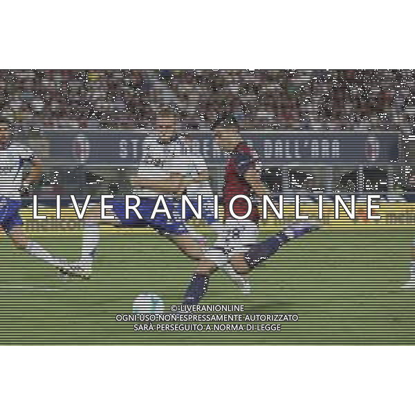 Nicolò Cambiaghi of Bologna FC competes for the ball with Ivan Smolčić of Como 1907 during Bologna FC vs Como FC, 2° Serie A Enilive 2025-26 game at Renato Dall\'Ara stadium in Bologna (BO), Italy, on August 30, 2025. (Photo by Davide Casentini) AG ALDO LIVERANI SAS
