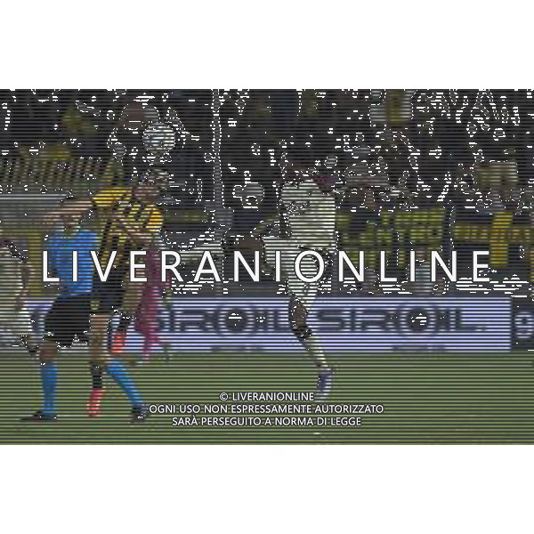 30 08 2025 - Castellammare di Stabia. Stadio Romeo Menti. Serie B. Juve Stabia-Venezia Nella foto Christian Pierobon, Issa Doumbia Foto Giuseppe Cuozzo/Agenzia Liverani- AGENZIA ALDO LIVERANI SAS -30 08 2025 - Castellammare di Stabia. Stadio Romeo Menti. Serie B. Juve Stabia-Venezia