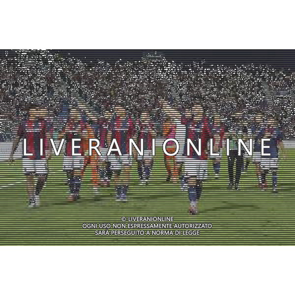 Bologna players celebrate the victory at the end of Bologna FC vs Como FC, 2° Serie A Enilive 2025-26 game at Renato Dall\'Ara stadium in Bologna (BO), Italy, on August 30, 2025. (Photo by Davide Casentini)- AGENZIA ALDO LIVERANI SAS