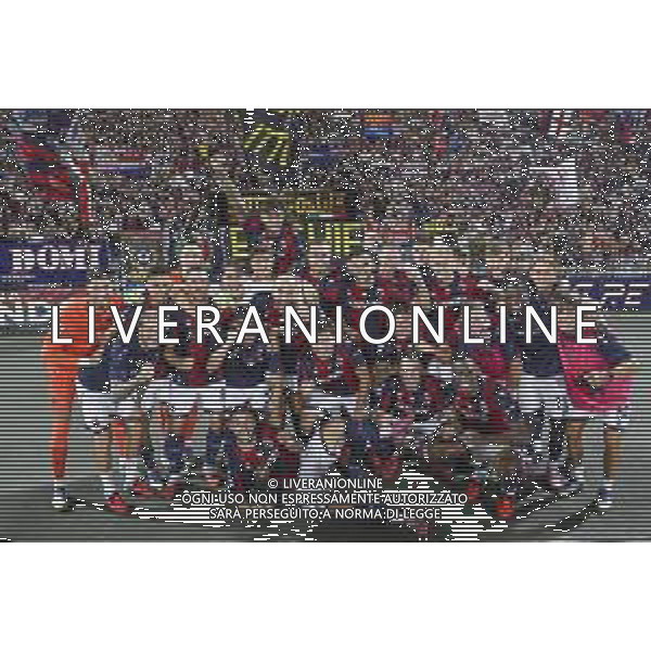 Bologna players celebrate the victory at the end of during Bologna FC vs Como FC, 2° Serie A Enilive 2025-26 game at Renato Dall\'Ara stadium in Bologna (BO), Italy, on August 30, 2025. (Photo by Davide Casentini)- AGENZIA ALDO LIVERANI SAS