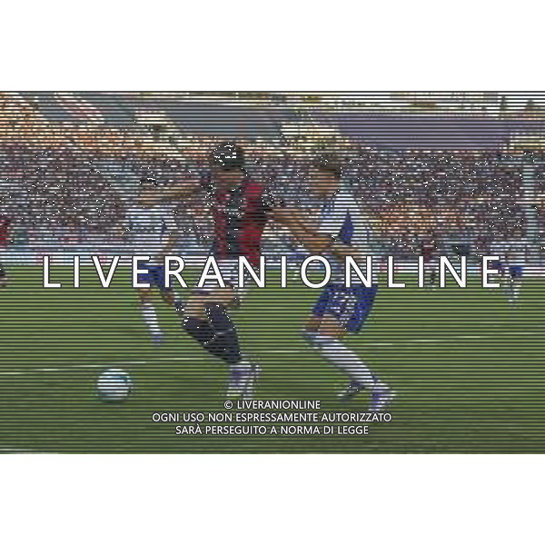 Giovanni Fabbian of Bologna FC battle for the ball with Jesus Rodriguez Caraballo "Jesus R." of Como 1907 during Bologna FC vs Como FC, 2° Serie A Enilive 2025-26 game at Renato Dall\'Ara stadium in Bologna (BO), Italy, on August 30, 2025. (Photo by Davide Casentini)- AGENZIA ALDO LIVERANI SAS