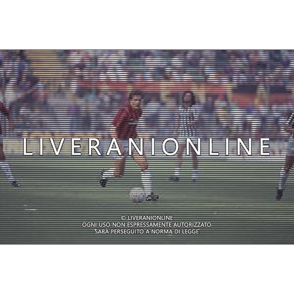 DIAP-RETROSPETTIVA CHRISTIAN LANTIGNOTTI CALCIATORE NELLA FOTO CHRISTIAN LANTIGNOTTI CON LA MAGLIA DEL MILAN NELL\'ANNO 1988-1989 AG ALDO LIVERANI SAS