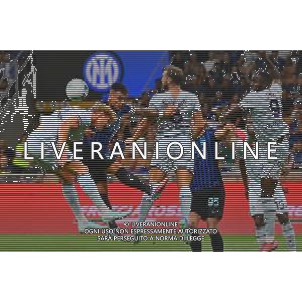 Inter vs Udinese nella foto Lautaro Martinez (Inter) salta tra Thomas Thiesson Kristensen (Udinese) e Jesper Kewe Karlstrom (Udinese) Milano 31-08-2025 Stadio Giuseppe Meazza - San Siro Inter vs Udinese Campionato Serie A Enilive - 2a giornata foto Roberto Garavaglia/Agenzia Aldo Liverani sas