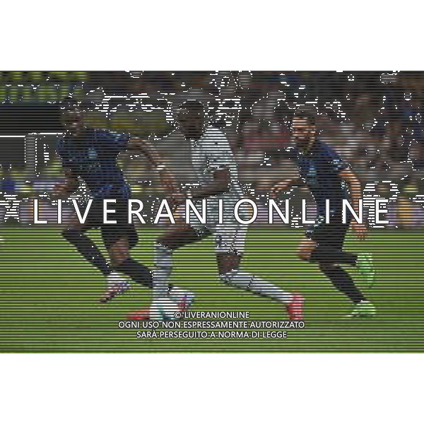 Inter vs Udinese nella foto Keinan Vincent Davis (Udinese) tra Yann Aurel Bisseck (Inter) e Hakan Calhanoglu (Inter) Milano 31-08-2025 Stadio Giuseppe Meazza - San Siro Inter vs Udinese Campionato Serie A Enilive - 2a giornata foto Roberto Garavaglia/Agenzia Aldo Liverani sas