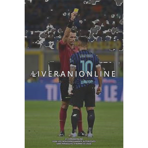 Inter vs Udinese nella foto l\'arbitro Matteo Marchetti di Ostia Lido (Roma) ammonisce Lautaro Martinez (Inter) per proteste Milano 31-08-2025 Stadio Giuseppe Meazza - San Siro Inter vs Udinese Campionato Serie A Enilive - 2a giornata foto Roberto Garavaglia/Agenzia Aldo Liverani sas