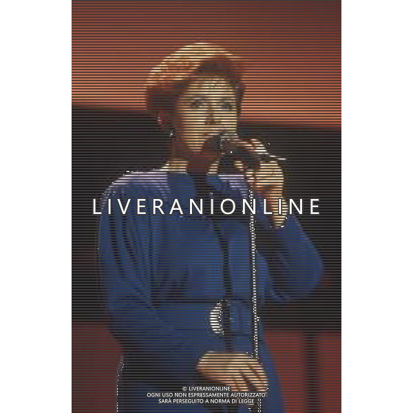 DIAP-RETROSPETTIVA ORIETTA BERTI CANTANTE NELLA FOTO ORIETTA BERTI AL FESTIVAL DI SANREMO NELL\'ANNO 1986 AG ALDO LIVERANI SAS