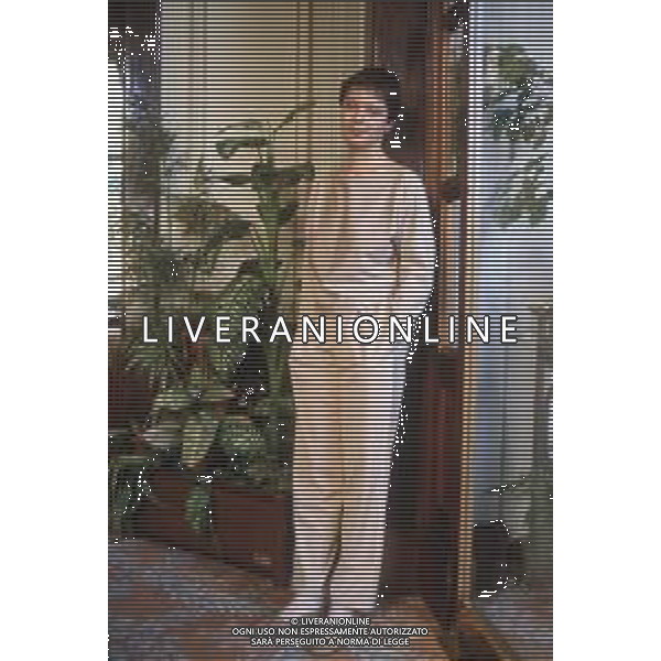 DIAP-RETROSPETTIVA ISABELLA ROSSELLINI ATTRICE NELLA FOTO ISABELLA ROSSELLINI A CANNES NELL\'ANNO 1990 AG ALDO LIVERANI SAS