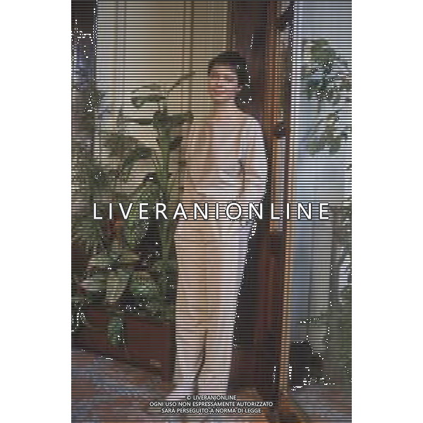 DIAP-RETROSPETTIVA ISABELLA ROSSELLINI ATTRICE NELLA FOTO ISABELLA ROSSELLINI A CANNES NELL\'ANNO 1990 AG ALDO LIVERANI SAS