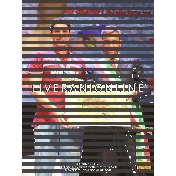 IMOLA 01 09 2025 TEATRO EBE STIGNANI SIMONE CERASUOLO CAMPIONE DEL MONDO 50 RANA PREMIATO DAL COMUNE DI IMOLA NELLA FOTO CAMPIONE DEL MONDO 50 RANA SIMONE CERASUOLO E SINDACO DI IMOLA MARCO PANIERI ©SANNA - AGENZIA ALDO LIVERANI SAS
