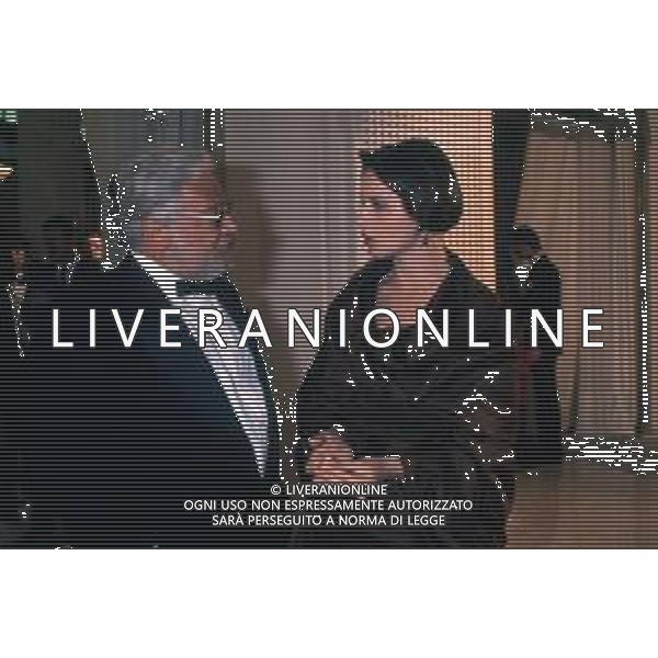 DIAP-RETROSPETTIVA ISABELLA ROSSELLINI ATTRICE NELLA FOTO ISABELLA ROSSELLINI CON PAOLO VILLAGGIO A CANNES NELL\'ANNO 1990 AG ALDO LIVERANI SAS