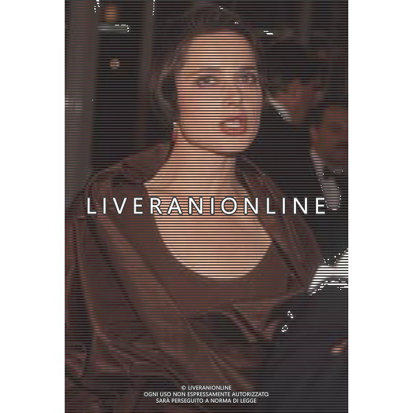 DIAP-RETROSPETTIVA ISABELLA ROSSELLINI ATTRICE NELLA FOTO ISABELLA ROSSELLINI CON PAOLO VILLAGGIO A CANNES NELL\'ANNO 1990 AG ALDO LIVERANI SAS
