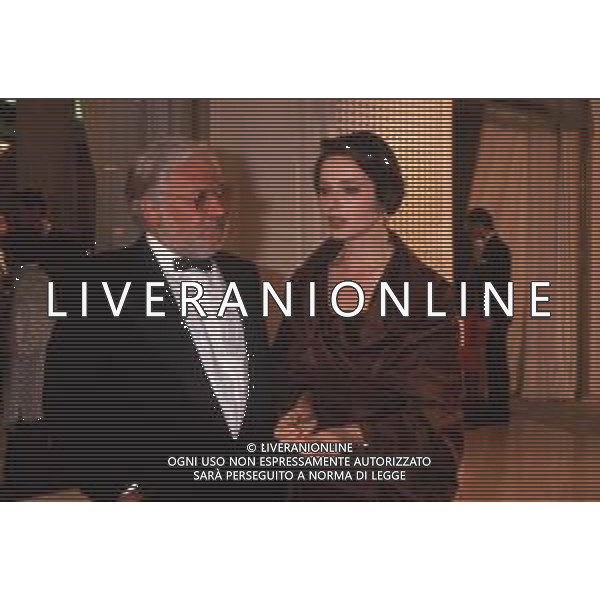 DIAP-RETROSPETTIVA ISABELLA ROSSELLINI ATTRICE NELLA FOTO ISABELLA ROSSELLINI CON PAOLO VILLAGGIO A CANNES NELL\'ANNO 1990 AG ALDO LIVERANI SAS