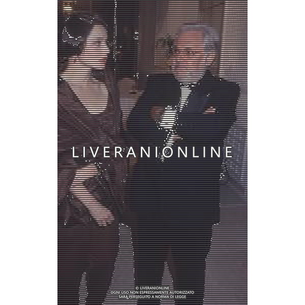 DIAP-RETROSPETTIVA ISABELLA ROSSELLINI ATTRICE NELLA FOTO ISABELLA ROSSELLINI CON PAOLO VILLAGGIO A CANNES NELL\'ANNO 1990 AG ALDO LIVERANI SAS