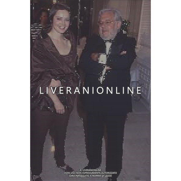 DIAP-RETROSPETTIVA ISABELLA ROSSELLINI ATTRICE NELLA FOTO ISABELLA ROSSELLINI CON PAOLO VILLAGGIO A CANNES NELL\'ANNO 1990 AG ALDO LIVERANI SAS
